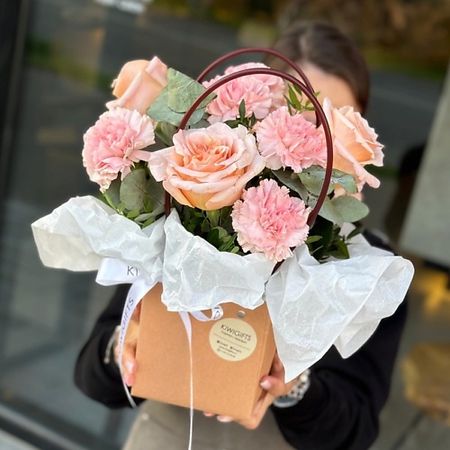 Букет живых цветов KIWIGIFTS Букет цветов живые Розы, Гвоздики, Эвкалипт