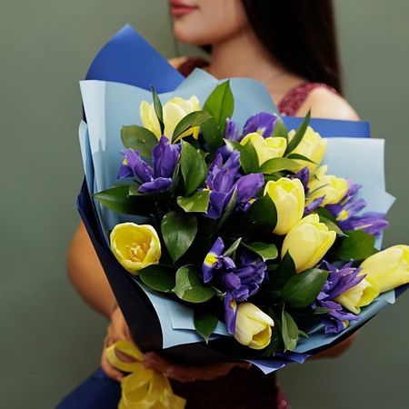 Букет живых цветов БУКЕТНАЯ ЛАВКА Ирисы и тюльпаны