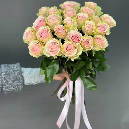 Букет живых цветов 4 СЕЗОНА Монобукет из 25 роз пастельных оттенков