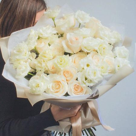 Букет живых цветов SORRYCH Белый букет из роз и эустомы