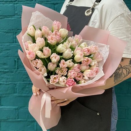 Букет живых цветов ДОМ ЦВЕТОВ АННЫ БАКАЛОВОЙ Букет из 45 бело розовых пионовидных тюльпанов