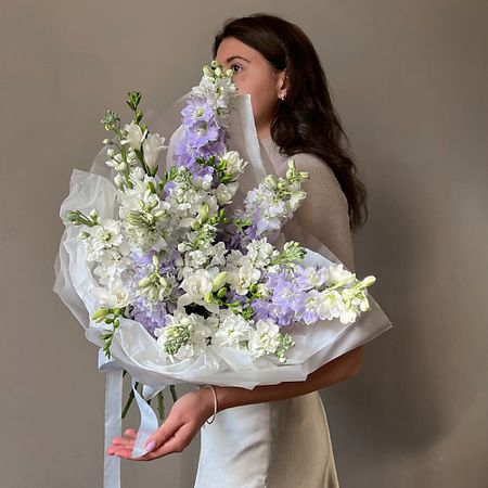 Букет живых цветов VERESK Пышный букет с дельфиниумом, нежными фрезиями и белой маттиолой. Veresk 431