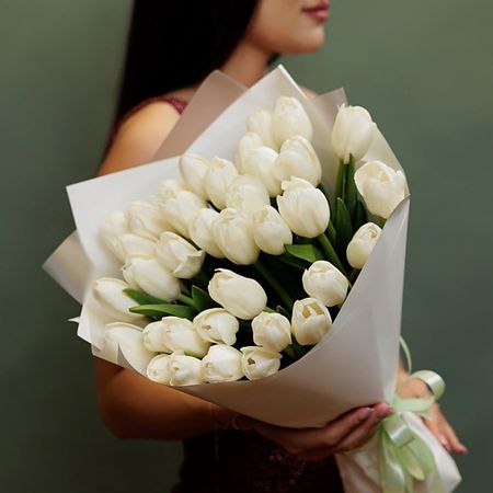 Букет живых цветов БУКЕТНАЯ ЛАВКА 35 белоснежных тюльпанов