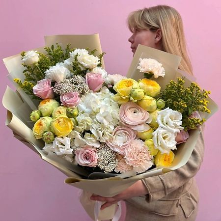 Букет живых цветов ЗАЦВЕТАЙ. ЦВЕТОЧНЫЙ БУТИК Премиум букет «лимончелло» с ранункулюсами и пионовидными розами