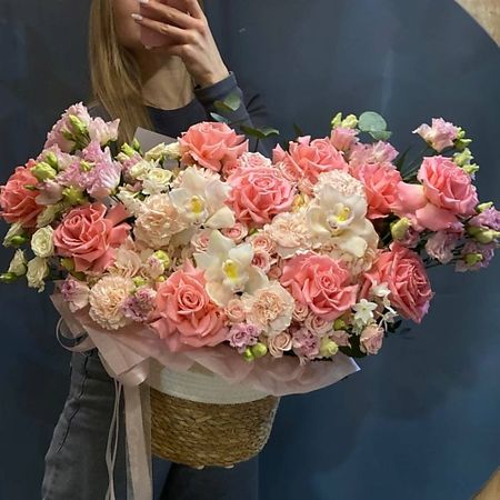 Букет живых цветов ЦВЕТОЧНЫЙ БАР LOFТ Ажурные розы корзина