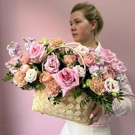 Букет живых цветов ЗАЦВЕТАЙ. ЦВЕТОЧНЫЙ БУТИК Корзина с цветами «ми-ми-ми» из ароматного микса цветов