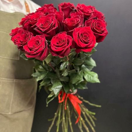 Букет живых цветов ДАМА ФЕЯ Классика из 15 бордовых роз Эквадор лентой александр дюма сын дама с камелиями