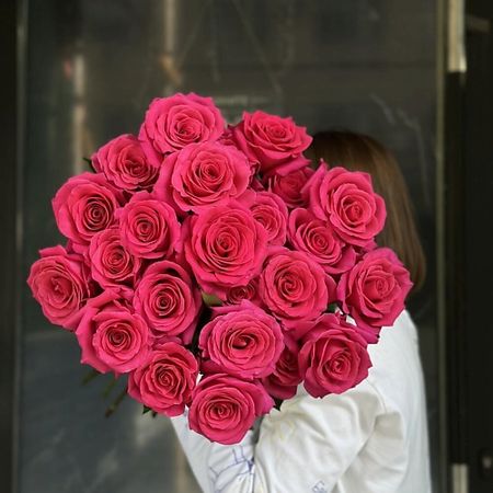 Букет живых цветов ДАМА ФЕЯ 25 ароматных роз Эквадор лентой александр дюма сын дама с камелиями
