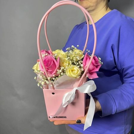 Букет живых цветов GLOW FLOWERS Композиция с гипсофилой и розами