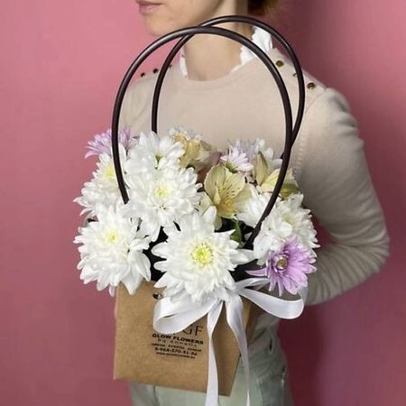 Букет живых цветов GLOW FLOWERS Сумочка с хризантемой и альстромерией
