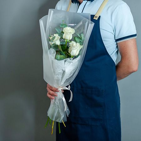 Букет живых цветов ЦВЕТНИК ЦВЕТЫ И ПОДАРКИ Букет из 3 белых роз Эквадор с эвкалиптом