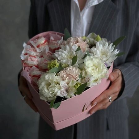 Букет живых цветов ШОПЕН Коробочка сердце сборная