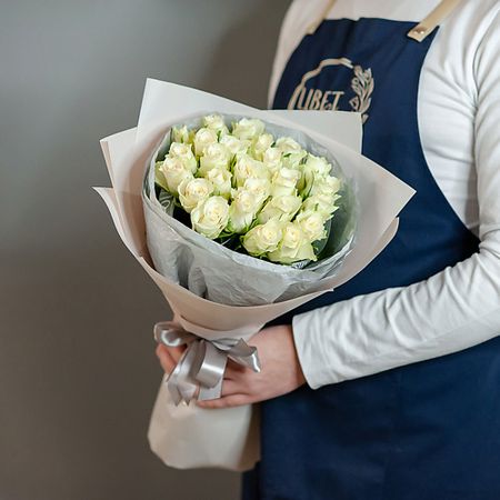 Букет живых цветов ЦВЕТНИК ЦВЕТЫ И ПОДАРКИ 25 белой кенийской розы в бежевом оформлении