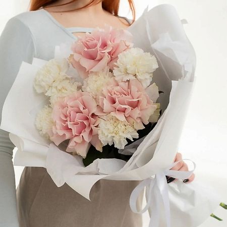 Букет живых цветов SORRYCH Букет из розовой французской розы и белой гвоздики