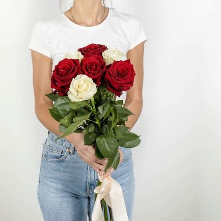 Букет живых цветов FLORY.ME 7 крупных роз Эквадор красно-белые