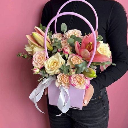 Букет живых цветов GLOW FLOWERS Букет из лилии и роз в сумочке