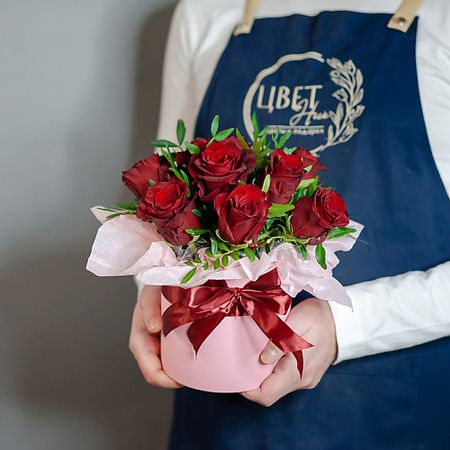 Букет живых цветов ЦВЕТНИК ЦВЕТЫ И ПОДАРКИ Шляпная коробка с красной розой