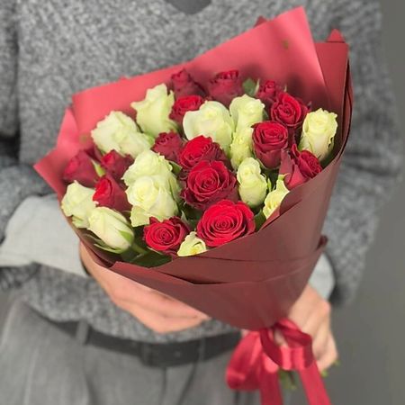 Букет живых цветов 4 СЕЗОНА Монобукет из 29 кенийских роз в красно-белой цветовой гамме