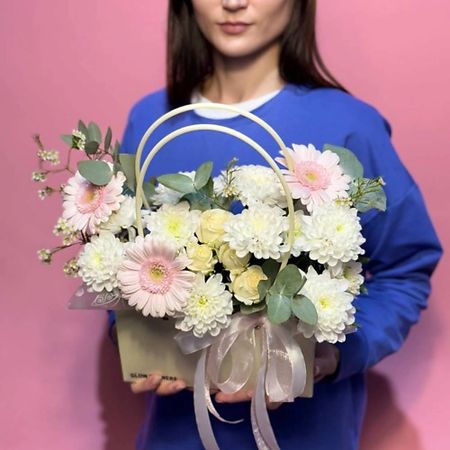 Букет живых цветов GLOW FLOWERS Композиция из гербера, кустовых роз, и кустовых хризантем в сумочке