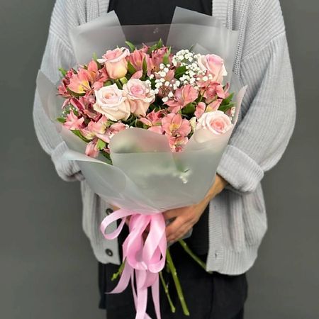 Букет живых цветов 4 СЕЗОНА Триобукет из гипсофилы, роз и альстромерий