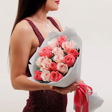 Букет живых цветов БУКЕТНАЯ ЛАВКА 15 розовых роз