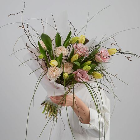 Букет живых цветов BIM BUKET IN MOSCOW Весенний букет с лимонными тюльпанами и розами. АРТ 684
