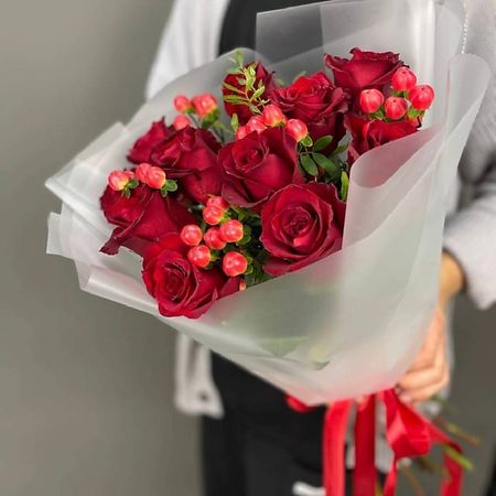 Букет живых цветов 4 СЕЗОНА Дуобукет из роз и гиперикума