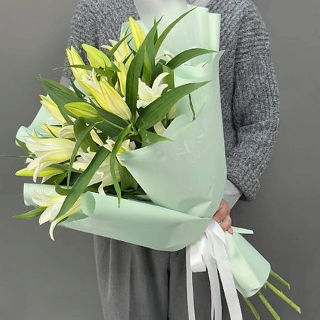 Букет живых цветов 4 СЕЗОНА Монобукет из 5 лилий