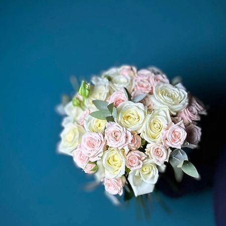 Букет живых цветов GLOW FLOWERS Букет невесты из кустовой и одноголовой розы