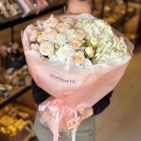 Букет живых цветов KIWIGIFTS Букет цветов живые кустовые розы, гортензии, хризантема
