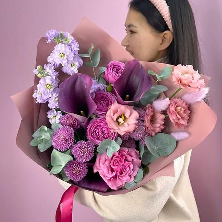 Букет живых цветов ЗАЦВЕТАЙ. ЦВЕТОЧНЫЙ БУТИК Дизайнерский букет на основе Калл «Сливовый пунш»