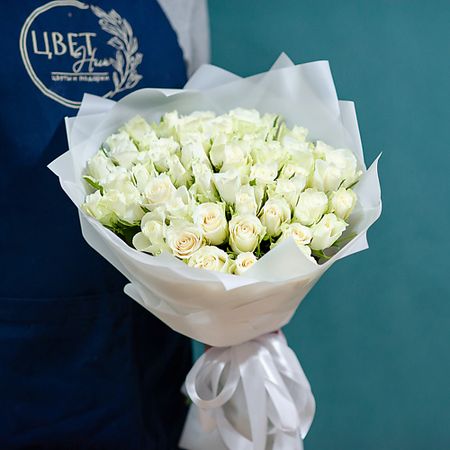 Букет живых цветов ЦВЕТНИК ЦВЕТЫ И ПОДАРКИ 51 белая кенийская роза в оформлении