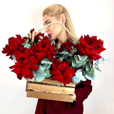 Букет живых цветов MARIMAY Французские розы с эвкалиптом — монобукет страсти в алом