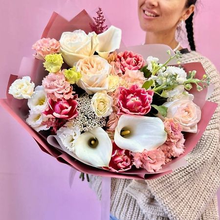 Букет живых цветов ЗАЦВЕТАЙ. ЦВЕТОЧНЫЙ БУТИК Сочный букет из пионовидных роз , тюльпанов и калл «Тропикана женщина»