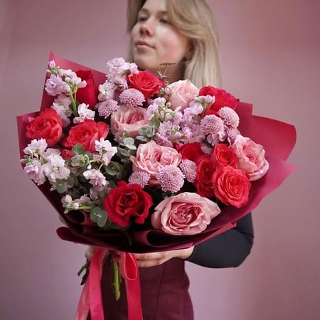 Букет живых цветов ЗАЦВЕТАЙ. ЦВЕТОЧНЫЙ БУТИК Ароматный авторский букет «Брусничка» с Розами и маттиолой