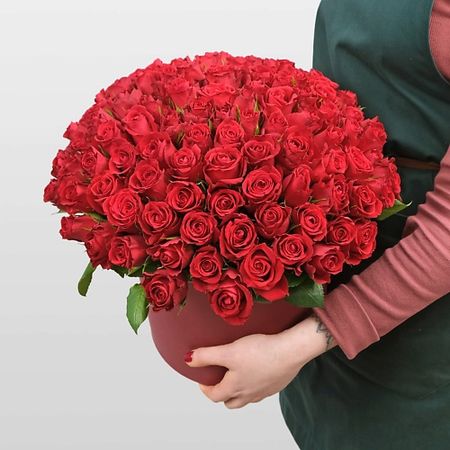 Букет живых цветов STUDIO FLORISTIC Композиция в Шляпной коробке из красных Роз 101 шт «Эмилия»