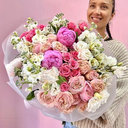 Букет живых цветов ЗАЦВЕТАЙ. ЦВЕТОЧНЫЙ БУТИК Люкс букет с пионами, пионовидными розами и ранункулюсами «Ягодное драже»