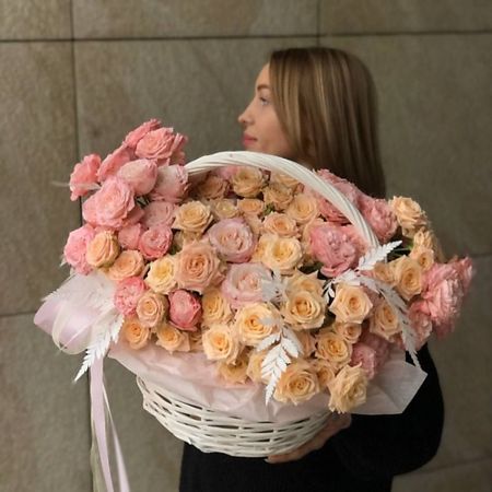 Букет живых цветов ЦВЕТОЧНЫЙ БАР LOFТ Корзина кустовых роз