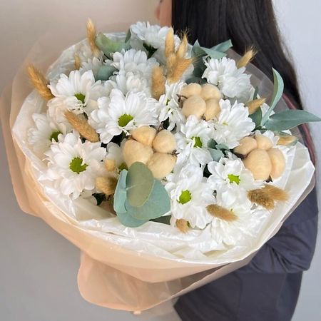 Букет живых цветов FLORES Белая хризантема ромашка с эвкалиптом и лагурусом