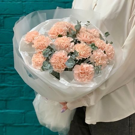 Букет живых цветов ЦВЕТЫ МИШКИ Букет из розовых гвоздик и эвкалипта