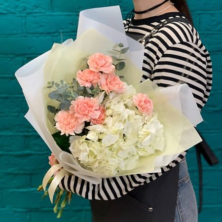 Букет живых цветов ЦВЕТЫ МИШКИ Букет из гортензии и гвоздики