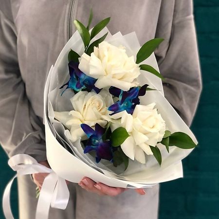 Букет живых цветов ЦВЕТЫ МИШКИ Букет из белой французской розы и дендробиума