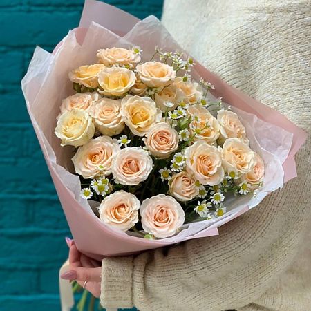 Букет живых цветов ЦВЕТЫ МИШКИ Букет из 5 персиковых кустовых роз и танацетума