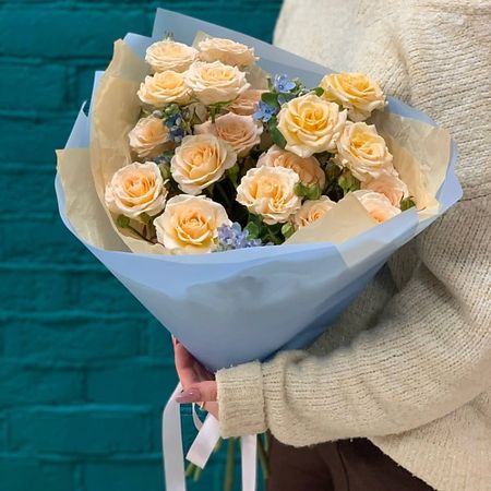 Букет живых цветов ЦВЕТЫ МИШКИ Букет из 5 персиковых кустовых роз и оксипеталума