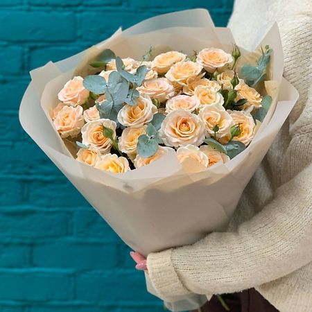 Букет живых цветов ЦВЕТЫ МИШКИ Букет из 9 персиковых кустовых роз и эвкалипта