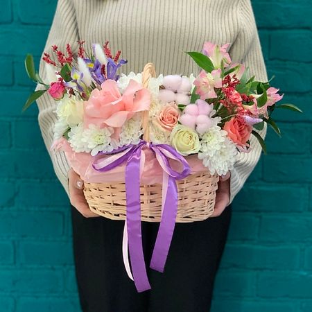 Букет живых цветов ЦВЕТЫ МИШКИ Корзина (композиция) из хризантемы и розы