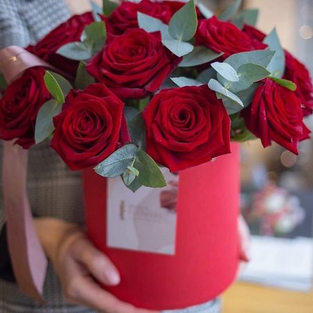 Букет живых цветов INNA FLOWERS САЛОН ЦВЕТОВ Шляпная коробка с красными розами