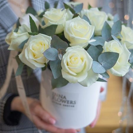 Букет живых цветов INNA FLOWERS САЛОН ЦВЕТОВ Шляпная коробка с белыми розами