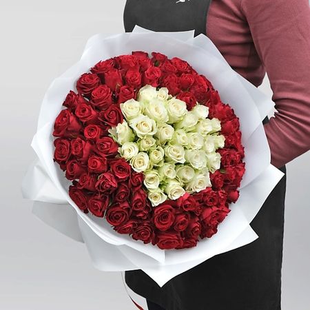 Букет живых цветов STUDIO FLORISTIC Букет из красно-белых Роз «Белла»