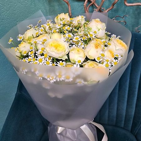 Букет живых цветов INNA FLOWERS САЛОН ЦВЕТОВ Букет из пионовидной кустовой розы и ромашки